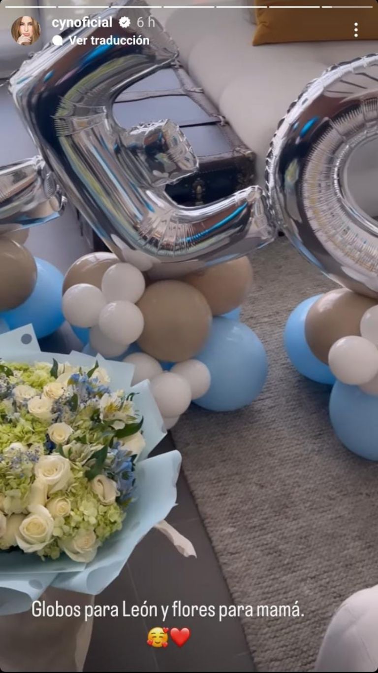 Carlos consintió a Cynthia con flores