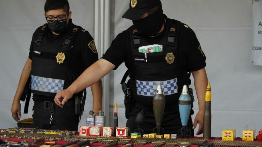 Inicia programa  'Sí al Desarme, Sí a la Paz' en Iztacalco: Pobladores entregan armas de alto calibre