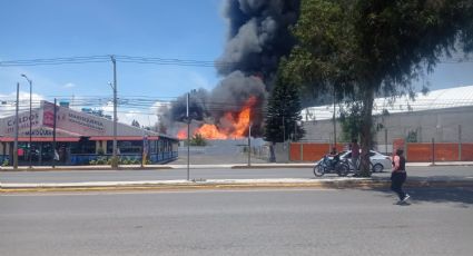 Fuerte incendio consume fábrica de químicos en Chicoloapan: Bomberos del Edomex y la CDMX en la zona