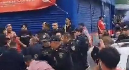 VIDEO: Captan a policías de la CDMX durante pelea con franeleros en el mercado de la colonia Portales