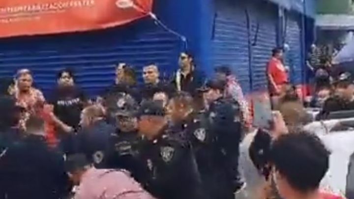 VIDEO: Captan a policías de la CDMX durante pelea con franeleros en el mercado de la colonia Portales