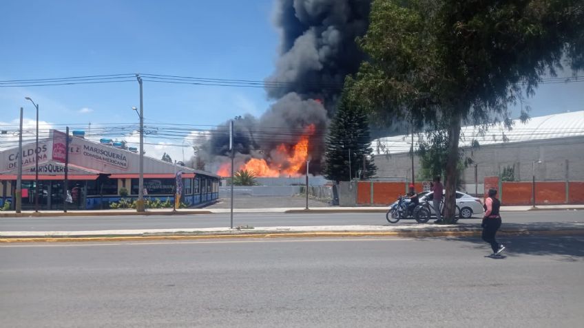 Fuerte incendio consume fábrica de químicos en Chicoloapan: Bomberos del Edomex y la CDMX en la zona