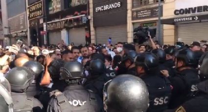 VIDEO: Así fue el enfrentamiento entre médicos y policías en el Centro Histórico; golpearon mujeres