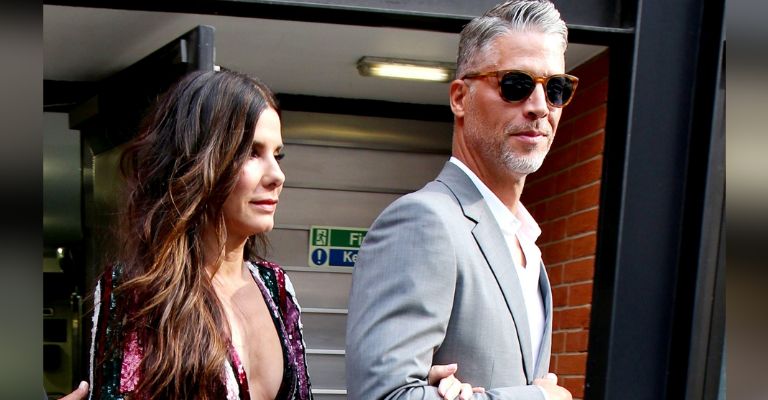Se revela que Sandra Bullock hace esto con las cenizas de su pareja