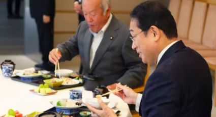 VIDEO: Para demostrar que es seguro, primer ministro de Japón come mariscos de Fukushima