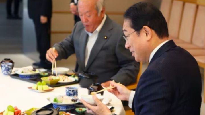 VIDEO: Para demostrar que es seguro, primer ministro de Japón come mariscos de Fukushima