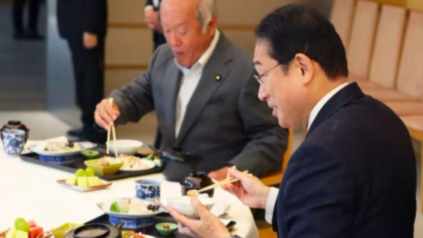 VIDEO: Para demostrar que es seguro, primer ministro de Japón come mariscos de Fukushima