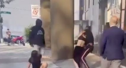 FUERTE VIDEO: A plena luz del día, sujetos golpean a 2 mujeres; nadie las auxilió