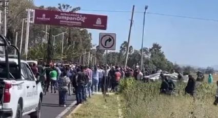 Caos en el Circuito Exterior Mexiquense por enfrentamiento entre vecinos de Zumpango
