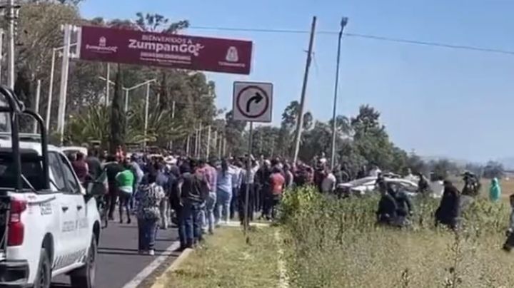 Caos en el Circuito Exterior Mexiquense por enfrentamiento entre vecinos de Zumpango
