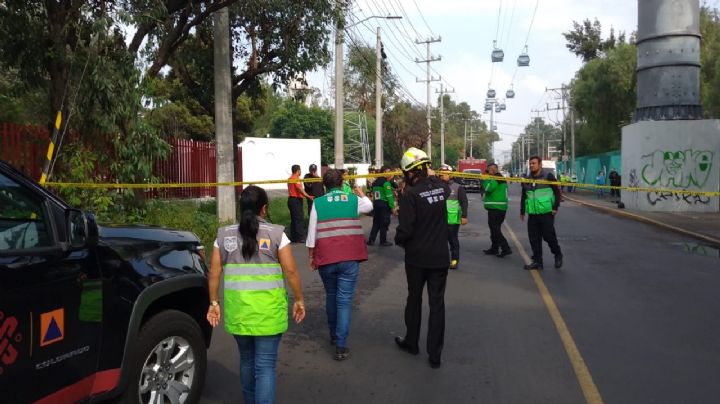 VIDEO: Hombre amenaza con lanzarse de torre del Cablebús si no le consiguen trabajo