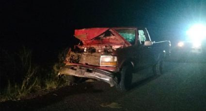 Conductor de camioneta se impacta en contra de un caballo en Etchojoa; el equino murió
