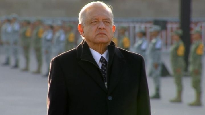 19S: AMLO guarda un minuto de silencio por víctimas de terremotos en 1985 y 2017