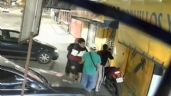 Imágenes fuertes: Cámaras de seguridad captan violento asalto a motociclista en CDMX