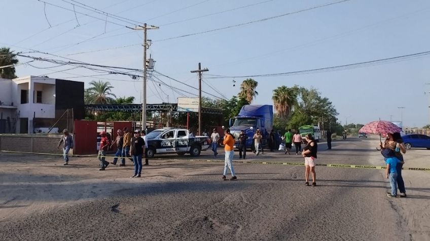 Vecinos bloquean la carretera rumbo a Tesia en Navojoa; piden solución a drenaje colapsado