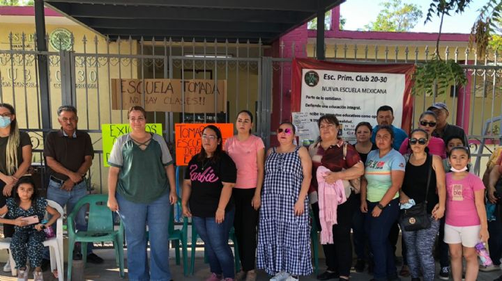 Padres de familia toman las instalaciones de la primaria Club 20-30 en Navojoa