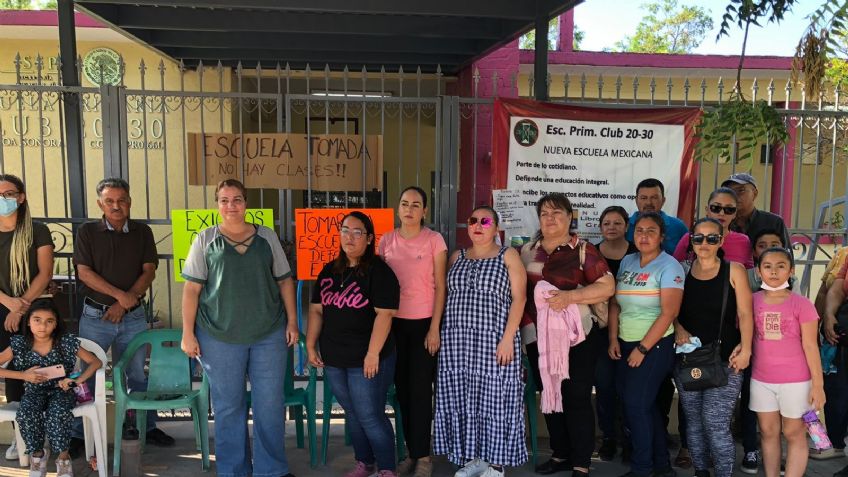 Padres de familia toman las instalaciones de la primaria Club 20-30 en Navojoa