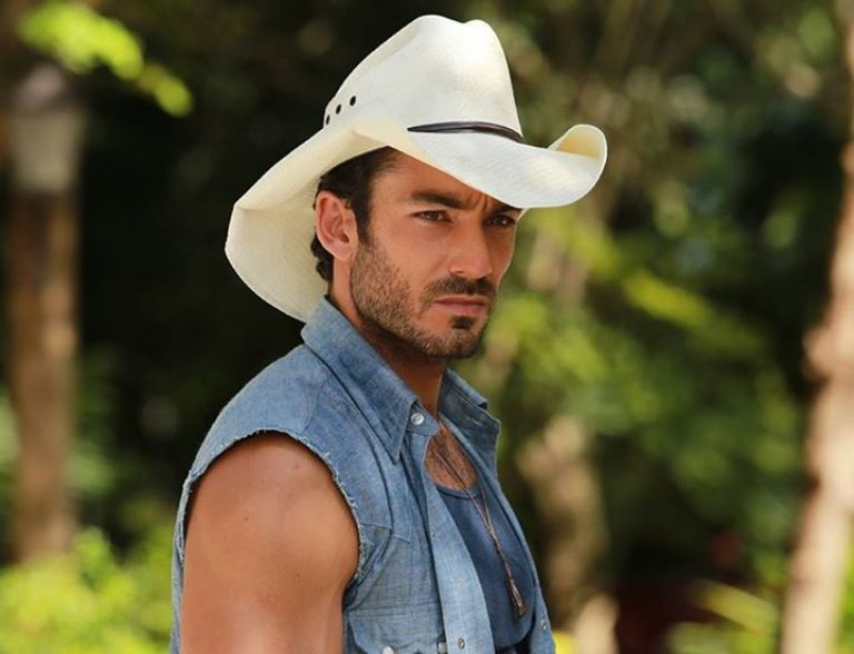 Aarón Díaz reapareció irreconocible