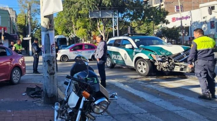 Fuerte choque: Patrulla a exceso de velocidad impacta el auto de una familia en CDMX