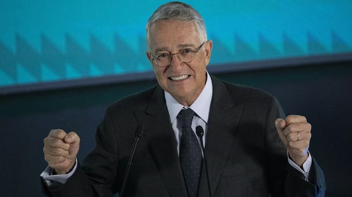 Mujeres se manifiestan en TV Azteca en contra de Ricardo Salinas; así les responde en X