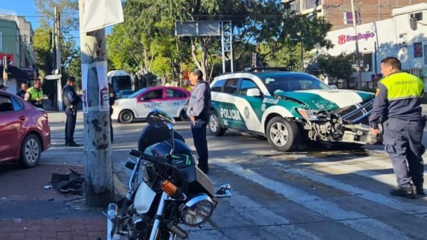 Fuerte choque: Patrulla a exceso de velocidad impacta el auto de una familia en CDMX