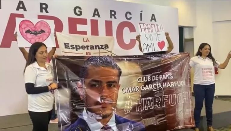 Fans de Harfuch apoyan al exfuncionario en su registro por la Jefatura de Gobierno
