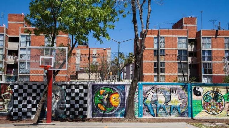 Mujer drogada con una gomichela en Tepito