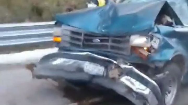 Imágenes fuertes: Automovilista termina prensado tras fuerte choque en la México-Puebla