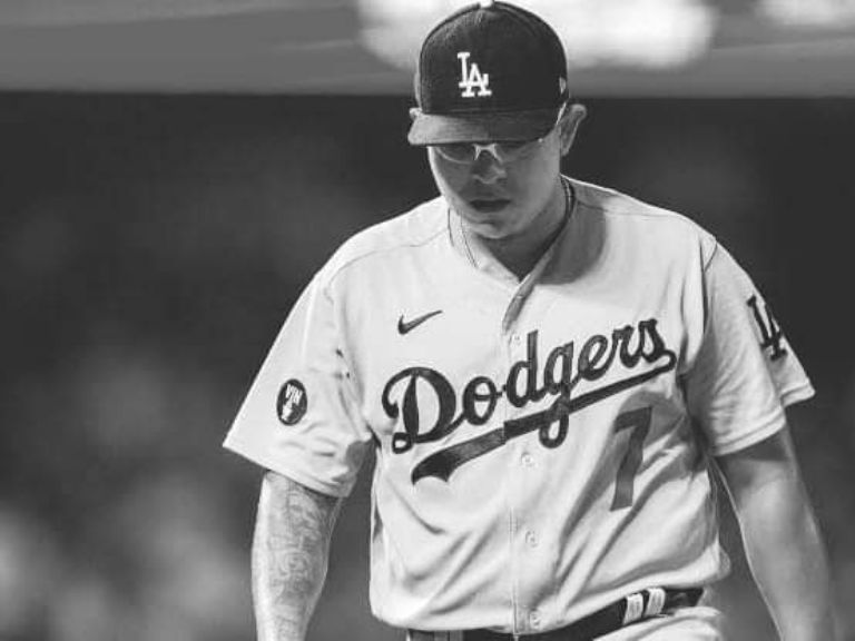 Julio Urías acusado de violencia doméstica