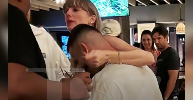 Taylor Swift captada sobre Travis Kelce