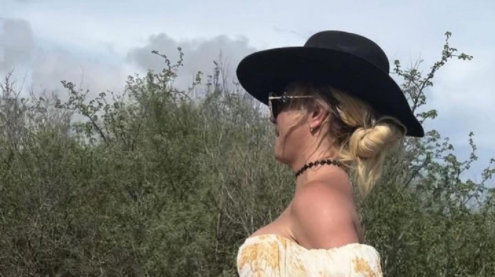 ¡Qué calor! Britney Spears cabalga por desierto de Sonora en topless y genera reacciones