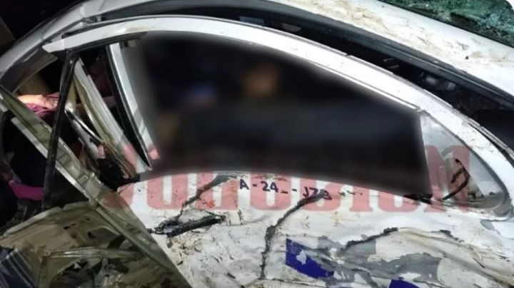 Terrible final: Tres hombres mueren prensados tras volcadura de un taxi en Edomex