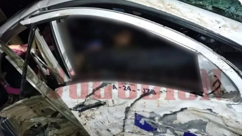 Terrible final: Tres hombres mueren prensados tras volcadura de un taxi en Edomex