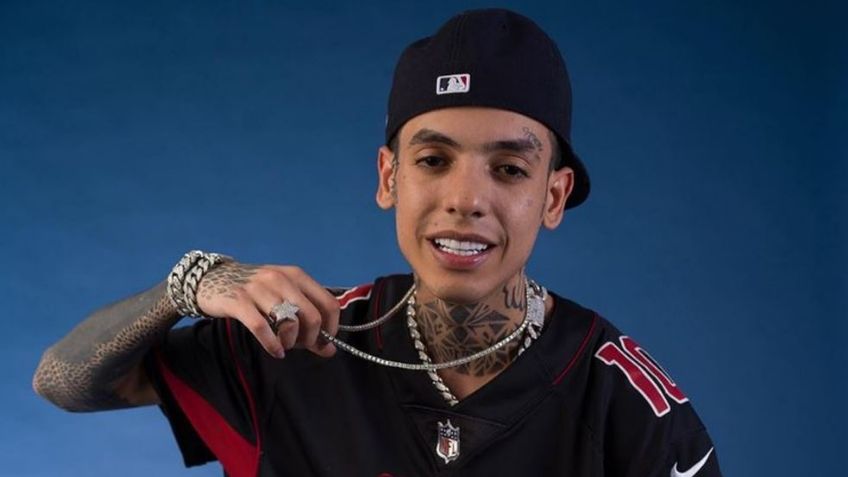 VIDEO: Natanael Cano enfurece en concierto y le avienta el celular a una fan