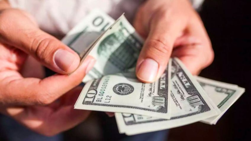 ¿Inviertes en dólares? Al tipo de cambio, así 'amanece' este viernes la moneda oficial de EU