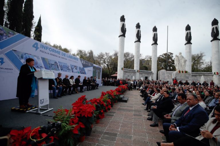 Ernestina Godoy sale de la Fiscalía
