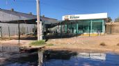 Adultos Mayores cobran su pensión entre aguas negras en Navojoa, Sonora
