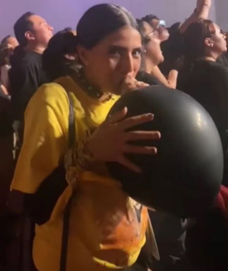 Momento en que Miryam infla el globo en el concierto de José Madero