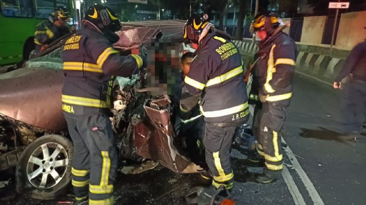 Fuerte impacto: Choque entre RTP y vehículo deja una pareja prensada y caos en Iztacalco