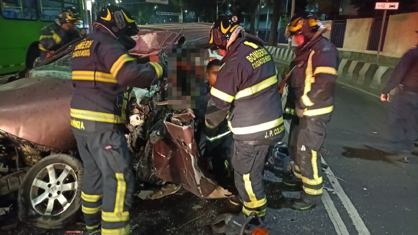 Fuerte impacto: Choque entre RTP y vehículo deja una pareja prensada y caos en Iztacalco