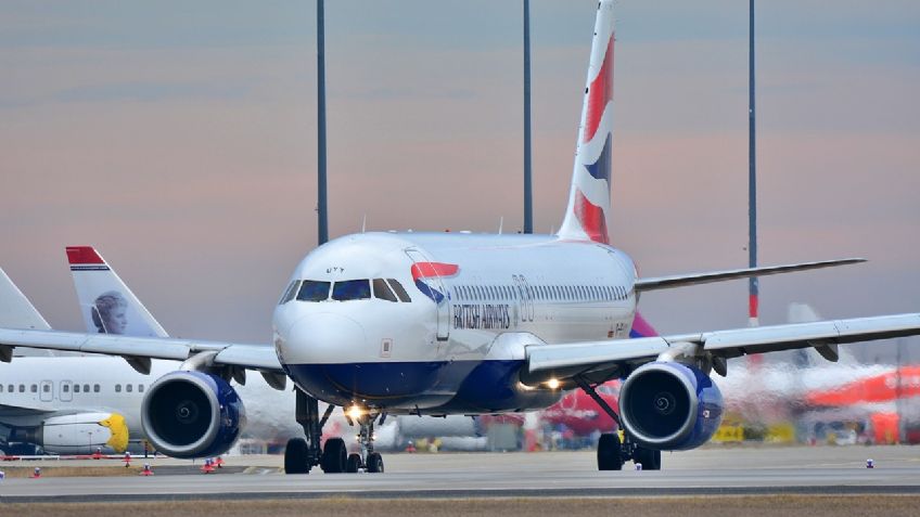 Pasajero abre la puerta de un avión y cae a más de 6 metros de altura en Canadá; sobrevive