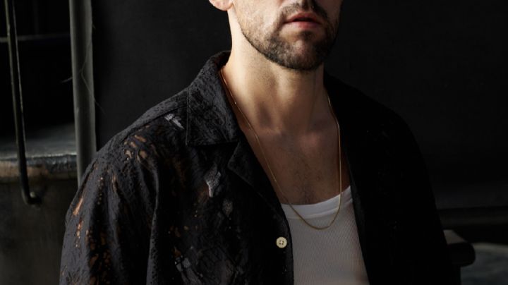 Actor de Televisa se besa con famoso español y las redes reavivan sus escándalos pasados