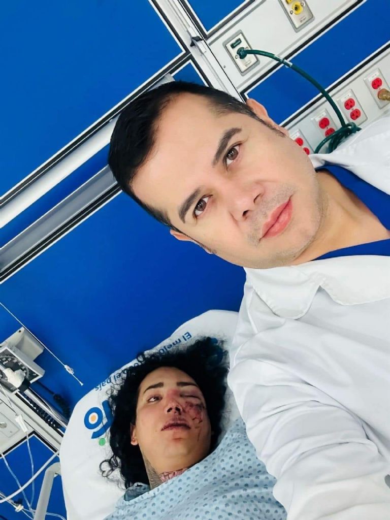 Paola Suárez y doctor. Foto: Redes