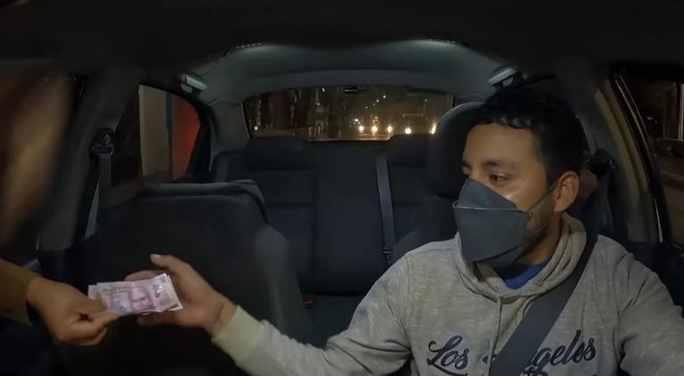 Joven contrata a conductor de aplicación para engañar a su novio