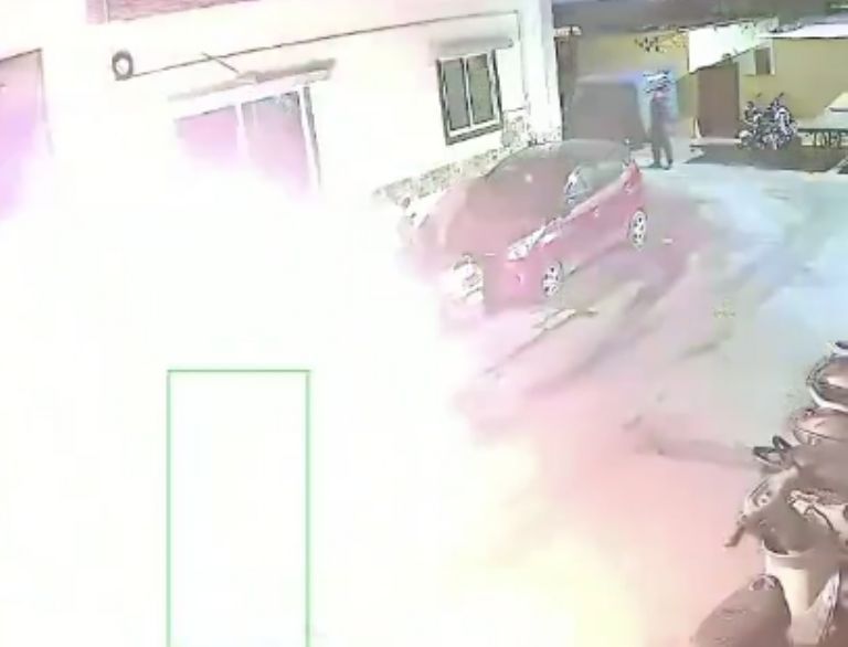 Hombre se prende fuego frente a casa de su ex en la India