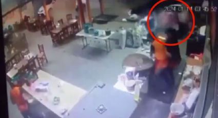 VIDEO: Joven conductor pierde control y desata caos en un taquería de Sinaloa; esto sucedió