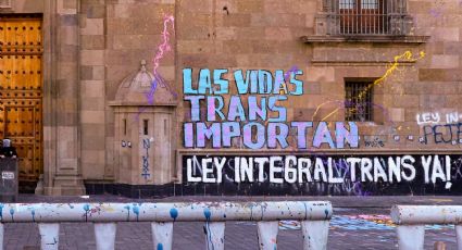 Manifestantes LGBTTTQIA exigen justicia con intervención gráfica en Palacio Nacional