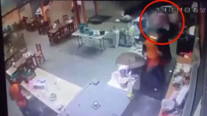 VIDEO: Joven conductor pierde control y desata caos en un taquería de Sinaloa; esto sucedió