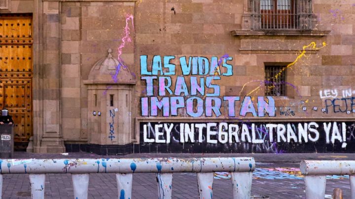 Manifestantes LGBTTTQIA exigen justicia con intervención gráfica en Palacio Nacional