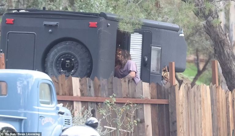 Jason Momoa Desmiente Rumores: No Está en la Calle Después de su Divorcio